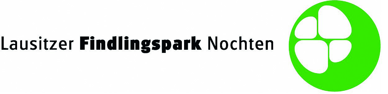 Logo des Lausitzer Findlingsparks Nochten mit modernem Schriftzug und einem grünen Symbol auf der rechten Seite