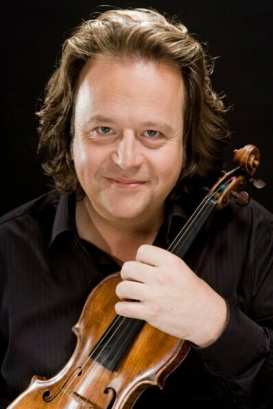Poträt des Violinisten Gernot Süßmuth mit einem schwarzen Hemd und einer Geige in den Händen