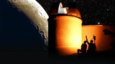 Eine beleuchtete Sternwarte unter einem sternenklaren Himmel mit zwei Personen, die den Himmel beobachten. Links ist eine vergrößerte Mondoberfläche