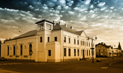 Historisches Gebäude mit markanter Architektur bei dramatischem Himmel