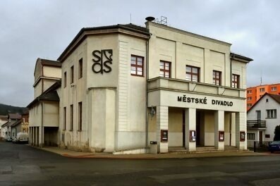 Das Městské Divadlo – ein schlichtes, historisches Theatergebäude mit weißer Fassade, rechteckigen Fenstern und einem markanten Eingangsbereich