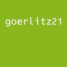Minimalistisches Logo von goerlitz21 mit weißer Schrift auf grünem Hintergrund