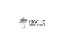 Modernes Logo der Kirche Oberes Spreetal mit einem farbenfrohen Kreuz und schlichtem Schriftzug