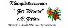 Logo des Kleingärtnervereins ‚Zur Weinau‘ e.V. Zittau mit Schriftzug und einer bunten Illustration von Blumen auf der rechten Seite