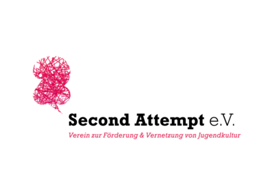 Logo des Vereins Second Attempt mit einer abstrakten, pinken grafischen Darstellung links und dem Namen Second Attempt in schwarzer Schrift. Darunter ein roter Untertitel mit weiteren Informationen.