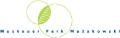 Logo der Stiftung Muskauer Park Bad Muskau mit zwei grünen, überlappenden Kreisen und einem stilisierten Blatt in der Mitte