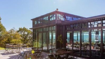 Moderner Wintergarten mit Terrasse und Panoramablick