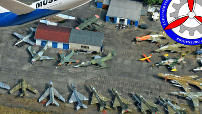 Luftbild des Luftfahrtmuseums Rothenburg mit einer Sammlung historischer Militärflugzeuge, abgestellten Hangars und Gebäuden